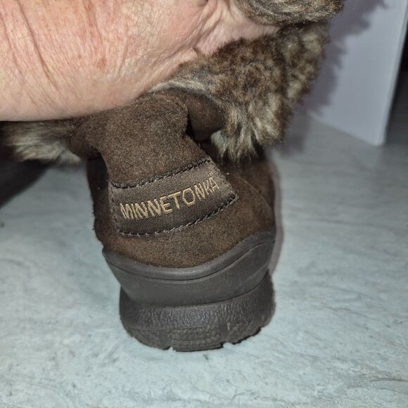 Minnetonka Brown Women's Boot's with a Fuax Fur Bow, Size 6M - Picture 6 of 10